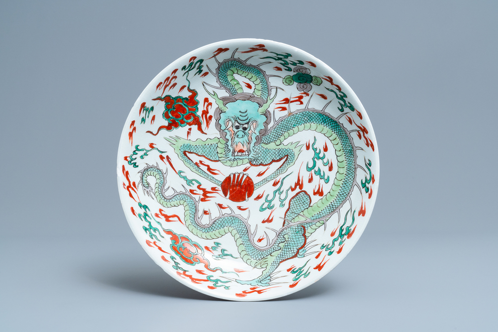 Un plat en porcelaine de Chine famille verte &agrave; d&eacute;cor d'un dragon, Kangxi