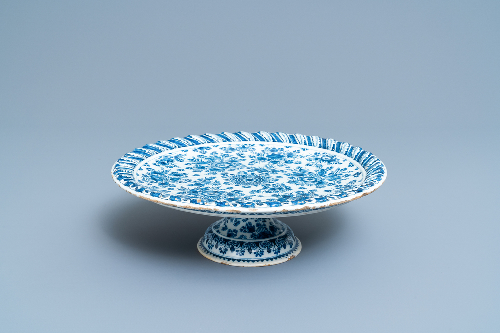 Un grand tazza en fa&iuml;ence de Delft en bleu et blanc, vers 1700