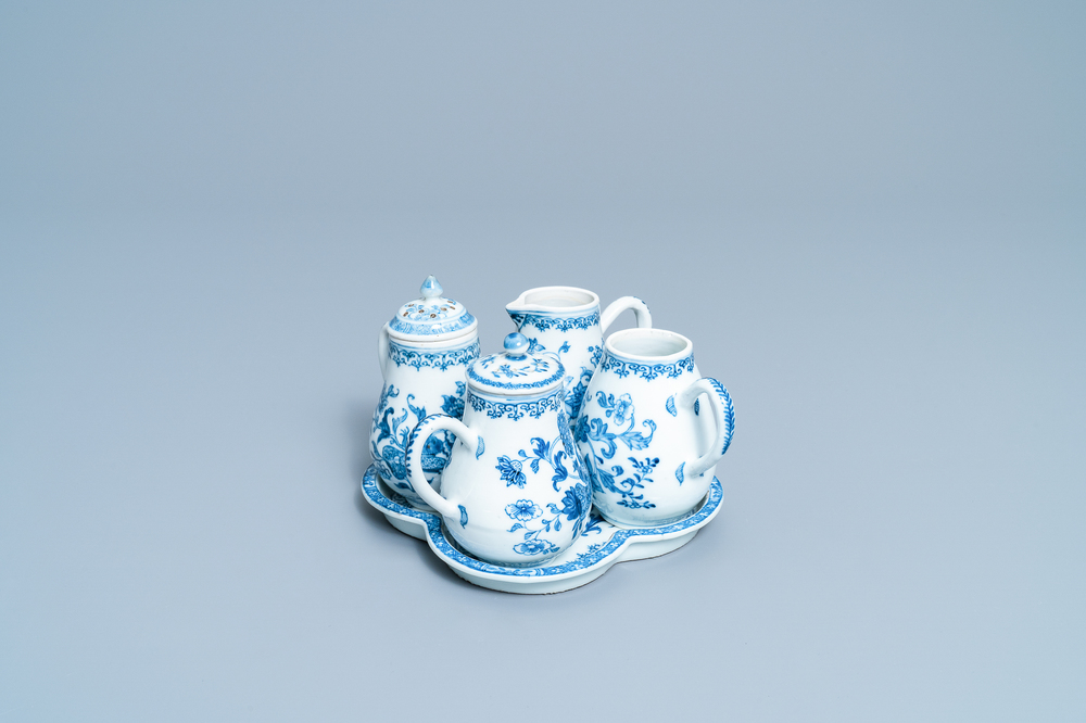 Trois verseuses et un saupoudroir sur pr&eacute;sentoir en porcelaine de Chine en bleu et blanc, Qianlong