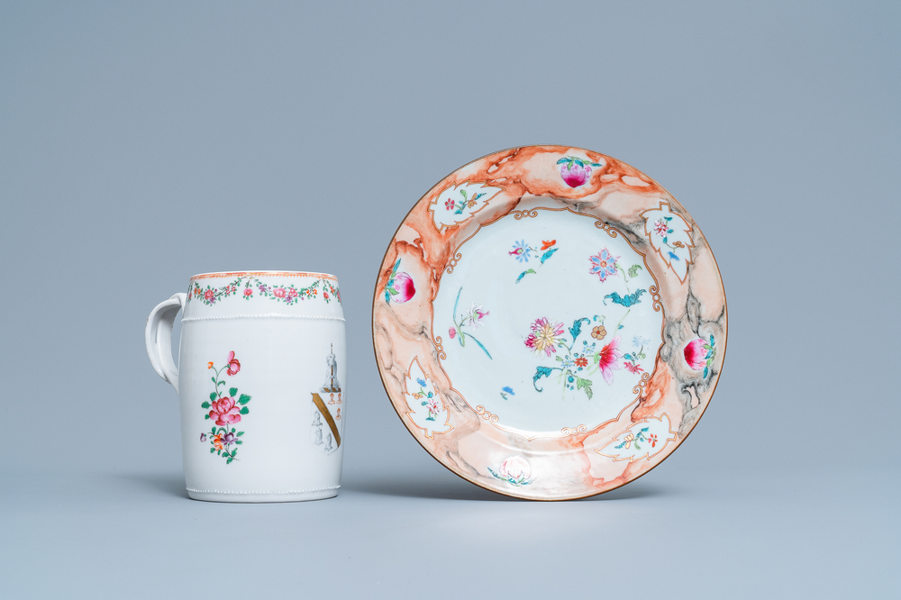 Une verseuse armori&eacute;e en porcelaine de Chine famille rose et une assiette &agrave; bordure faux-bois, Qianlong