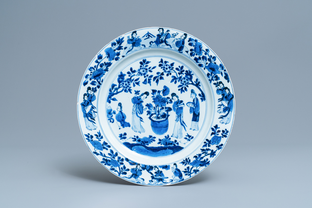 Un plat en porcelaine de Chine en bleu et blanc &agrave; d&eacute;cor de femmes autour d'une jardini&egrave;re, Kangxi