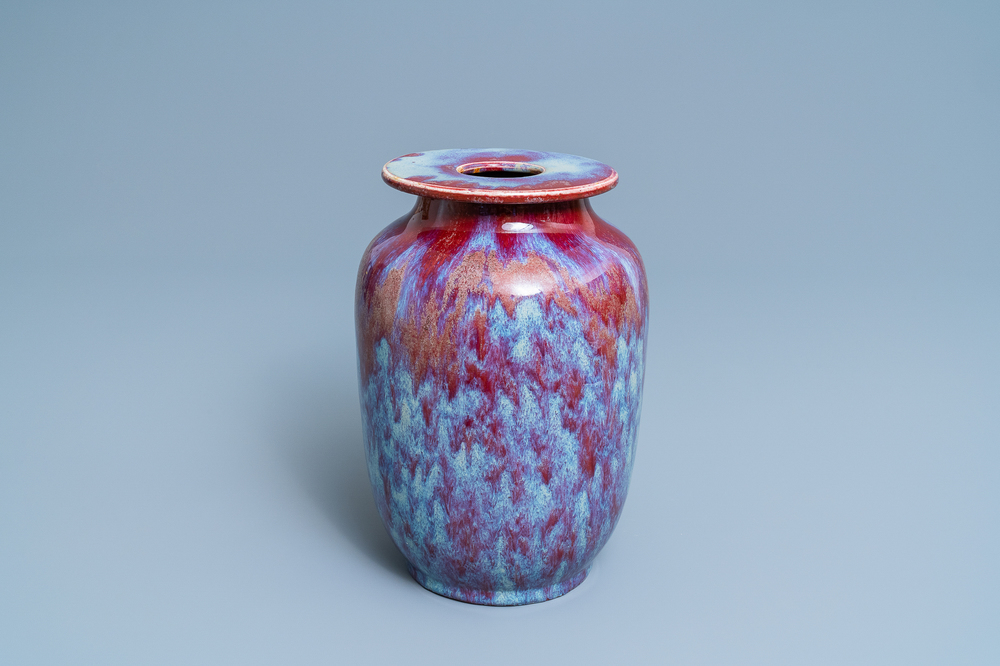 Een Chinese vaas met tweekleurig flamb&eacute; glazuur, 18/19e eeuw