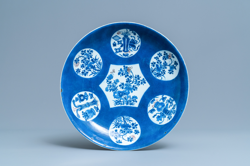 Un plat en porcelaine de Chine en bleu, blanc et rouge de cuivre, Kangxi