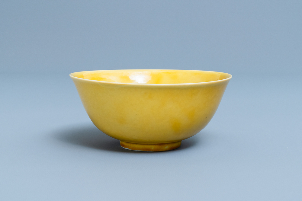 Een Chinese monochrome gele kom, Jiajing merk, 18/19e eeuw