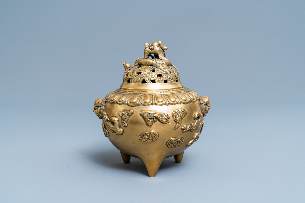 A Chinese bronze tripod censer and cover, 19/20th C.