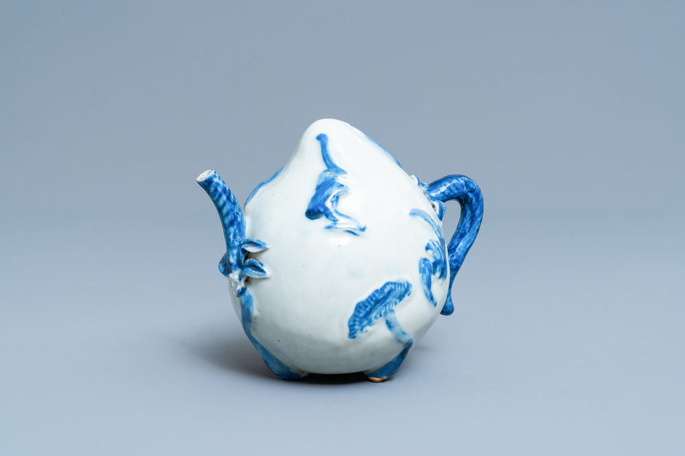 Une th&eacute;i&egrave;re de type cadogan en forme de p&ecirc;che en porcelaine de Chine en bleu et blanc, 18/19&egrave;me