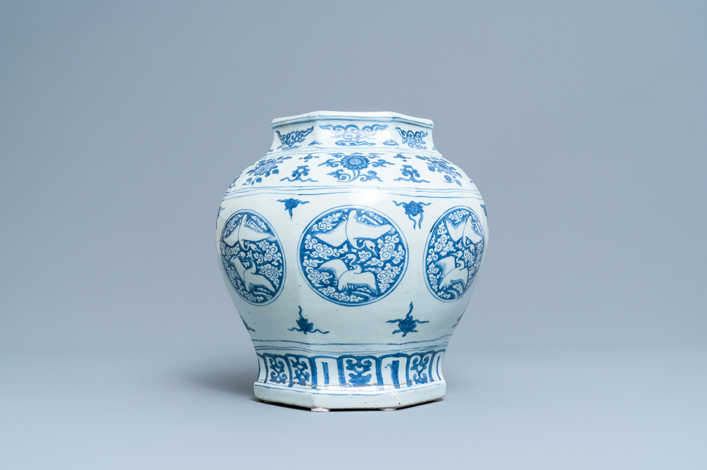 Un vase en porcelaine de Chine en bleu et blanc, Jiajing