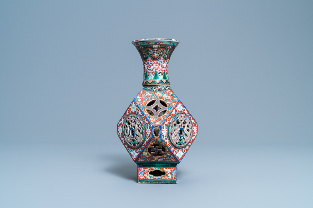 Een zeldzame Chinese opengewerkte famille rose vaas met beweeglijk binnendeel, 19/20e eeuw