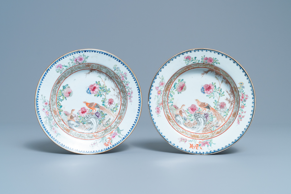 Une paire d'assiettes profondes en porcelaine de Chine famille rose, Yongzheng