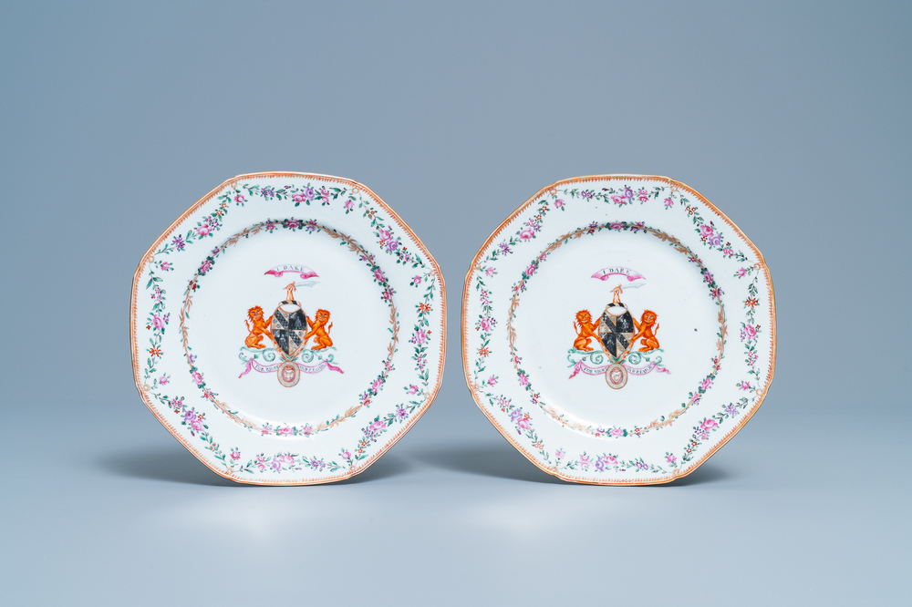 Une paire d'assiettes armori&eacute;es en porcelaine de Chine famille rose pour le march&eacute; &eacute;cossais aux armes de Dalyell of the Binns, Qianlong