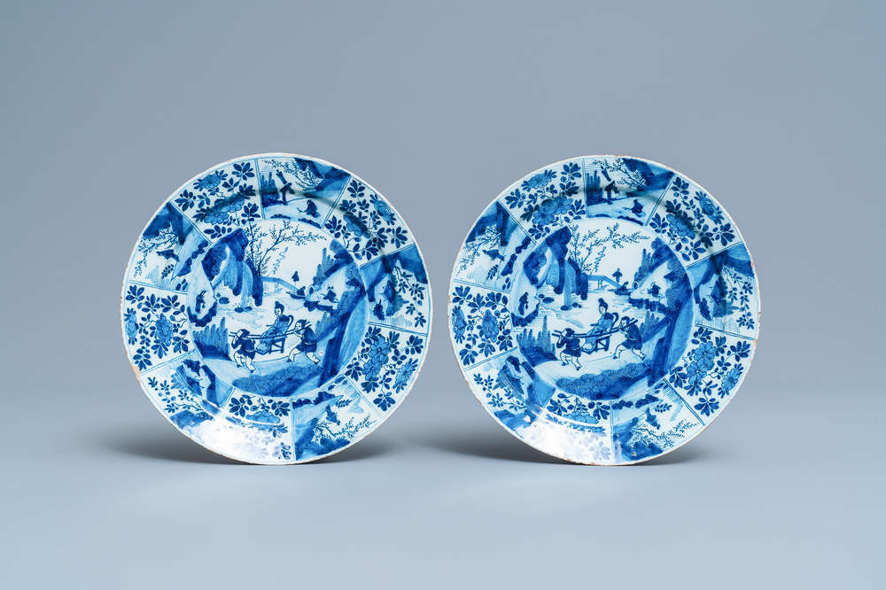 Une paire d'assiettes en fa&iuml;ence de Delft en bleu et blanc &agrave; d&eacute;cor de chinoiserie, 17/18&egrave;me