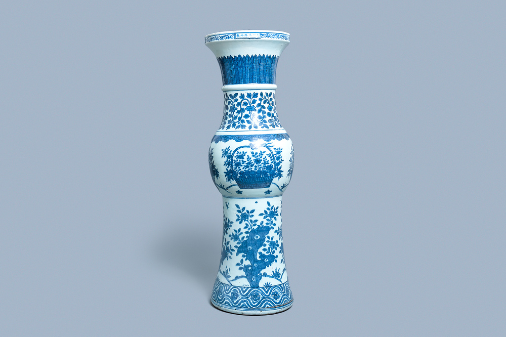 Un grand vase imp&eacute;rial de forme 'zun' en porcelaine de Chine en bleu et blanc, marque et &eacute;poque de Wanli