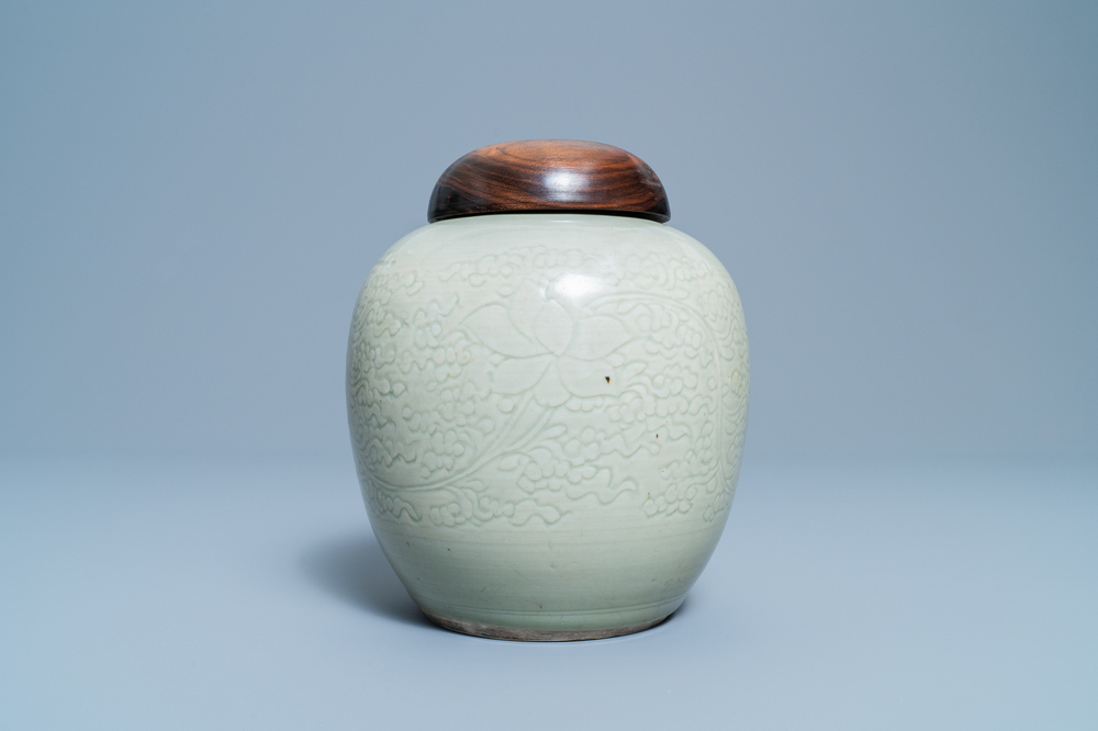 Een Chinese monochrome celadon pot met onderglazuur lotusdecor, Kangxi