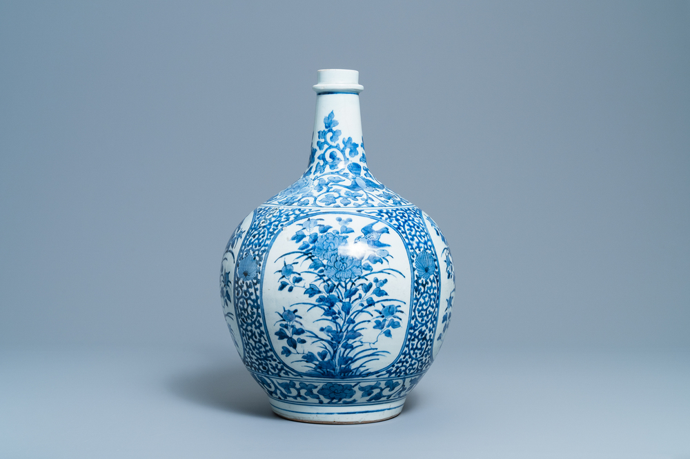 Een grote Japanse blauw-witte Arita fles, Edo, 17e eeuw