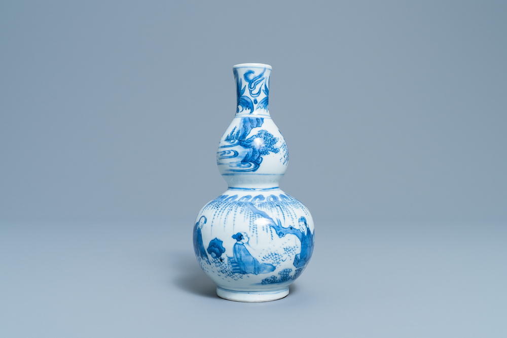 Een Chinese blauw-witte kalebasvaas met figuren in een landschap, Transitie periode