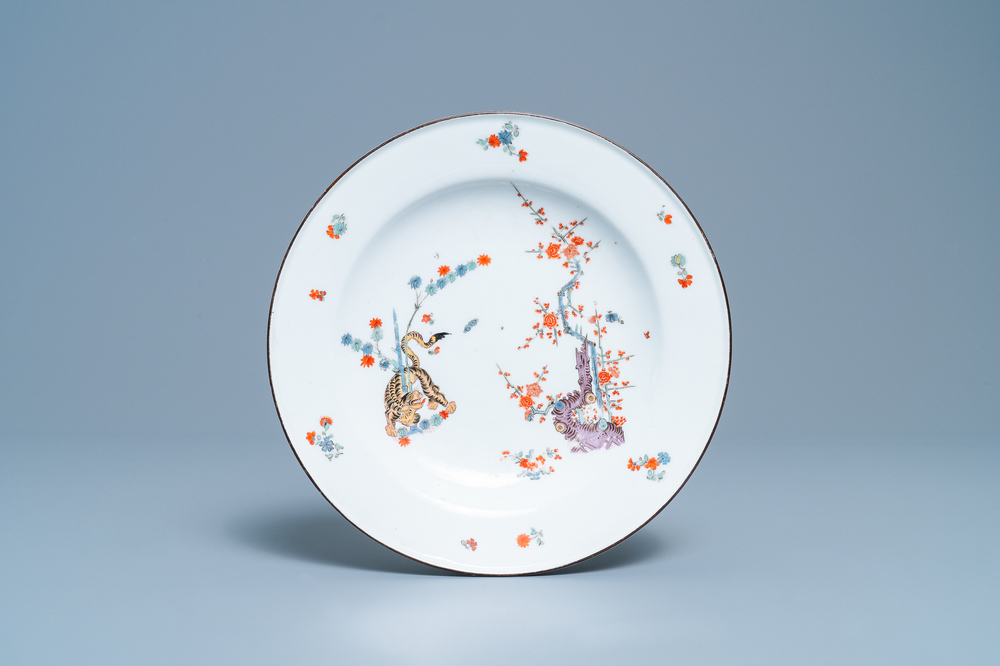 Een polychroom Kakiemon-stijl bord met een tijger, porselein uit Meissen, Duitsland, 18e eeuw