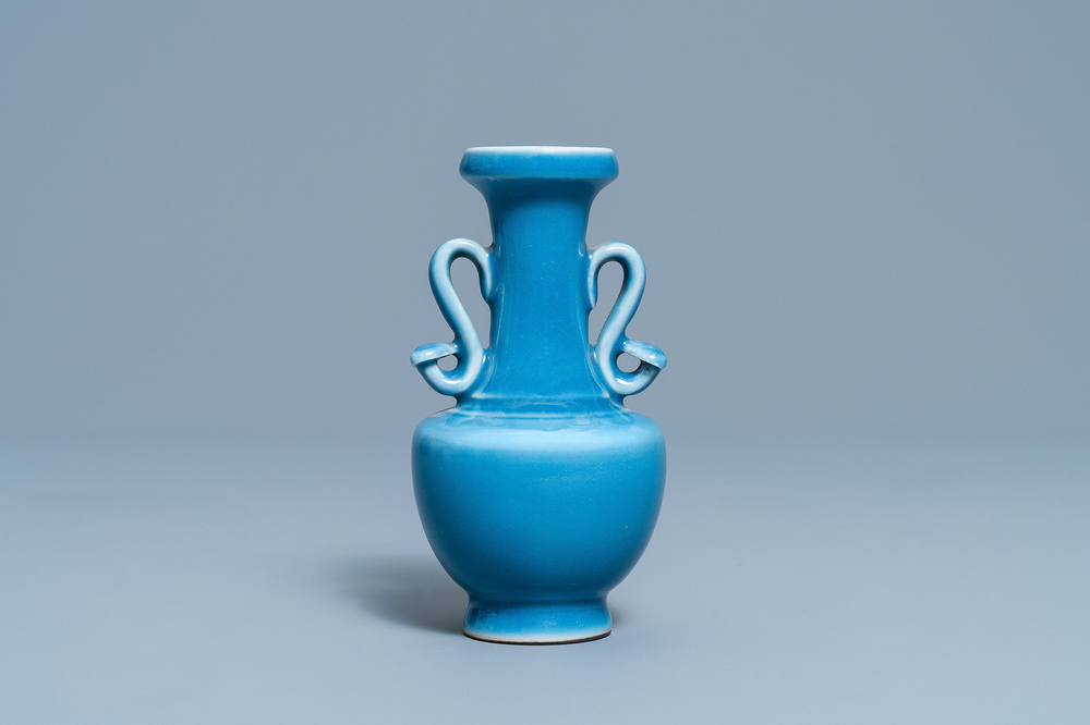 Un vase en porcelaine de Chine monochrome bleu de lavande, marque Yongzheng &agrave; 4 caract&egrave;res et poss. d'&eacute;poque