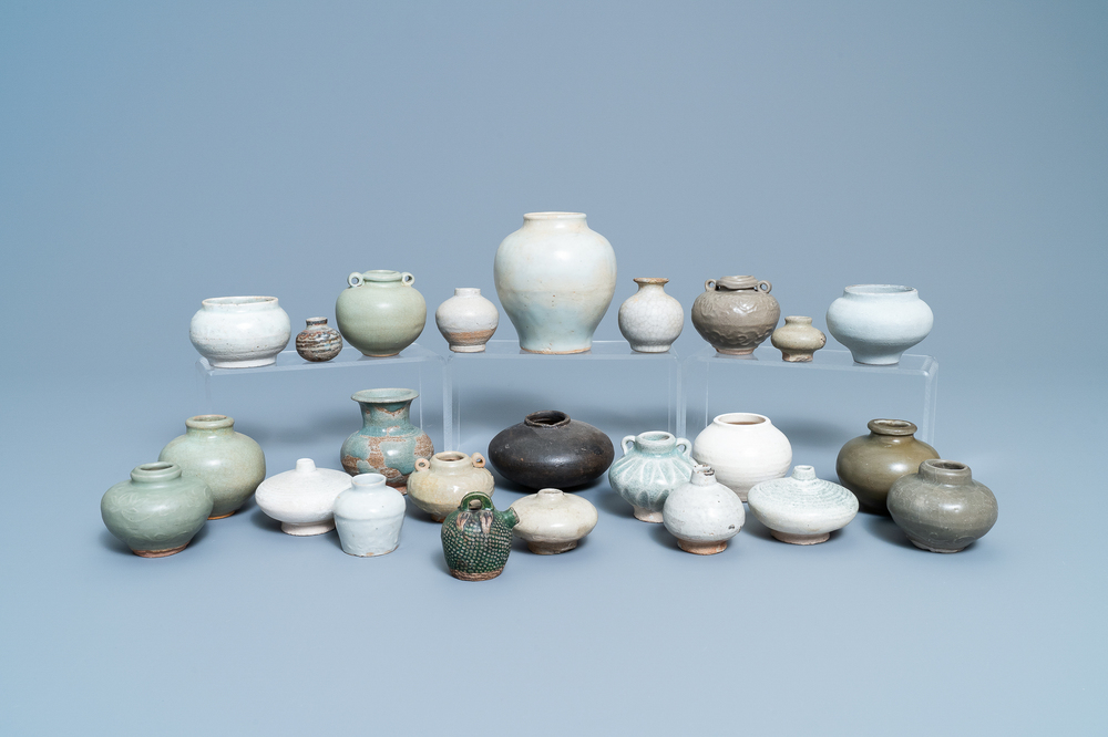 24 petits vases en porcelaine de Chine, Song et apr&egrave;s