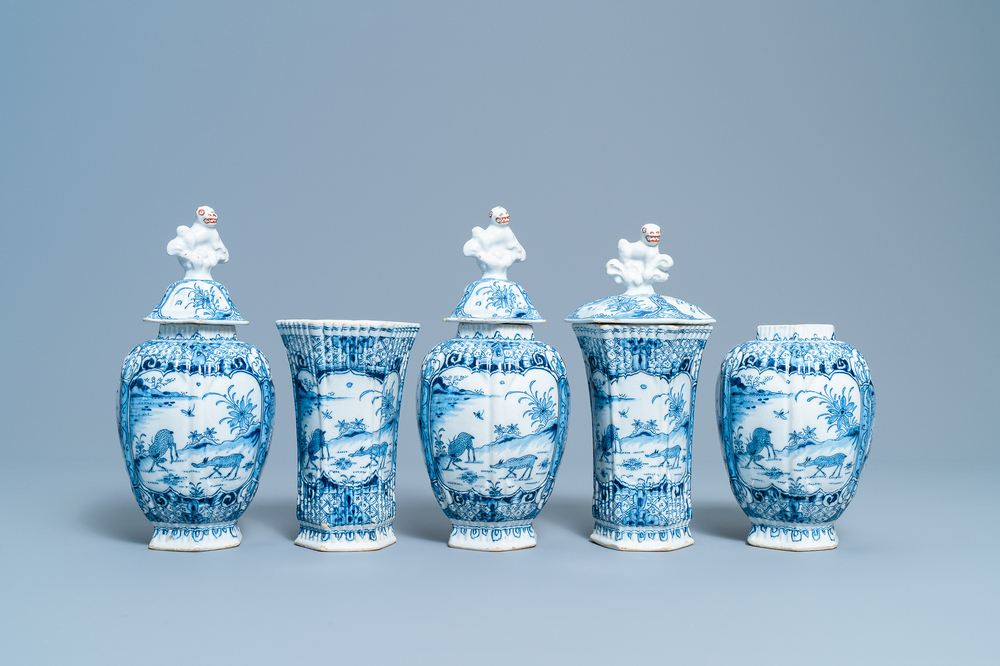 Een blauw-wit Delfts vijfdelig kaststel met chinoiserie decor met herten, 18e eeuw