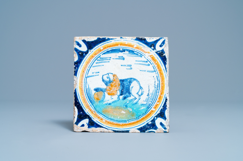 Een polychrome majolica medaillontegel met een leeuw, Noordelijke Nederlanden, ca. 1600