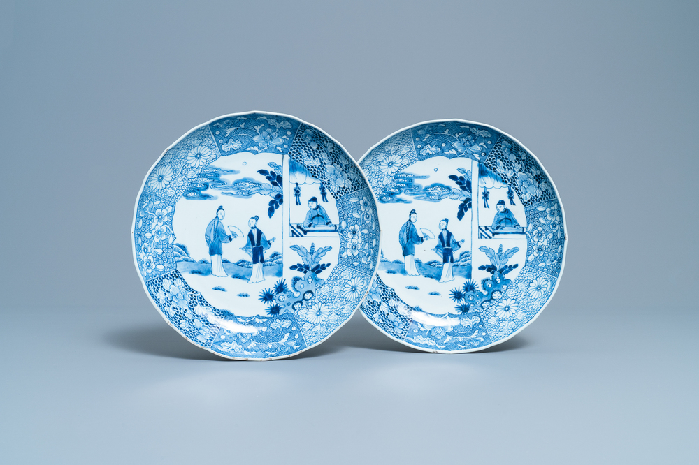 Een paar Chinese blauw-witte 'Romance of the Western Chamber' schotels, Qianlong