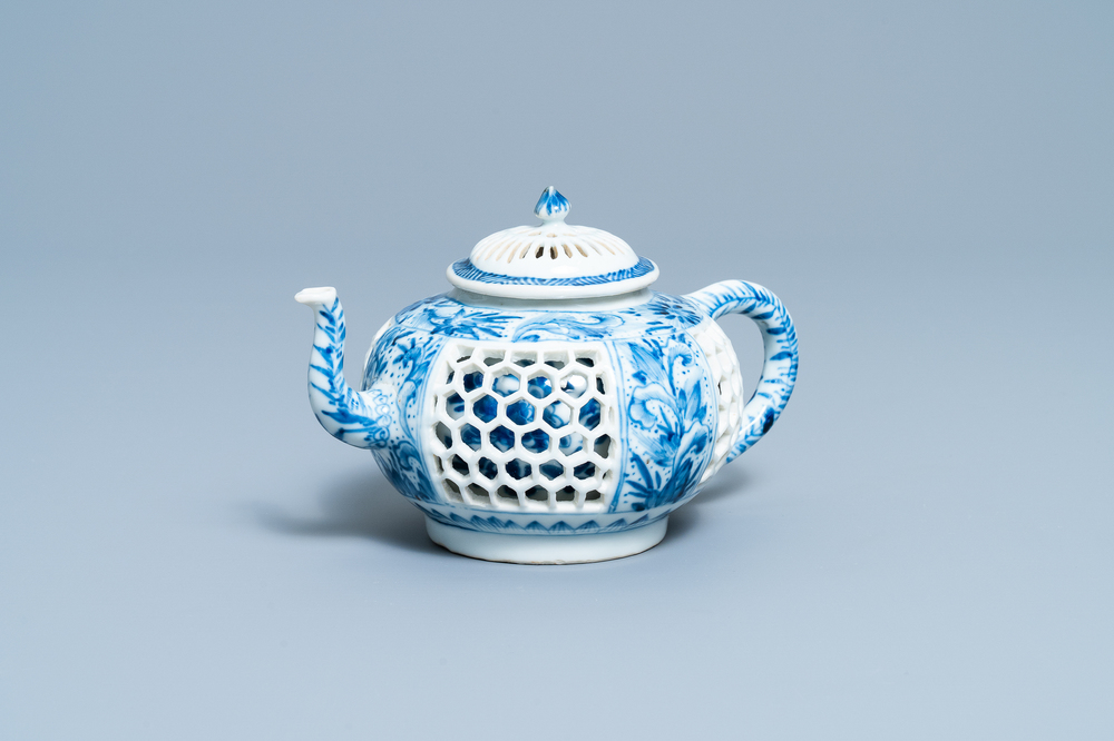 Een Chinese blauw-witte opengewerkte dubbelwandige theepot met deksel, Transitie periode