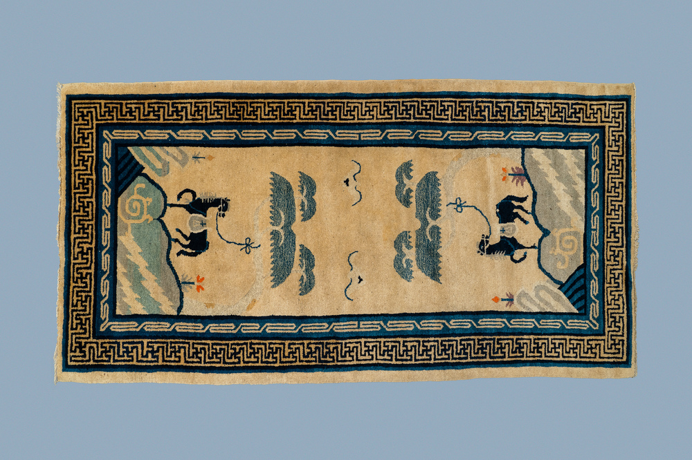 A rectangular Chinese hand-knotted wool carpet, 19/20th C.