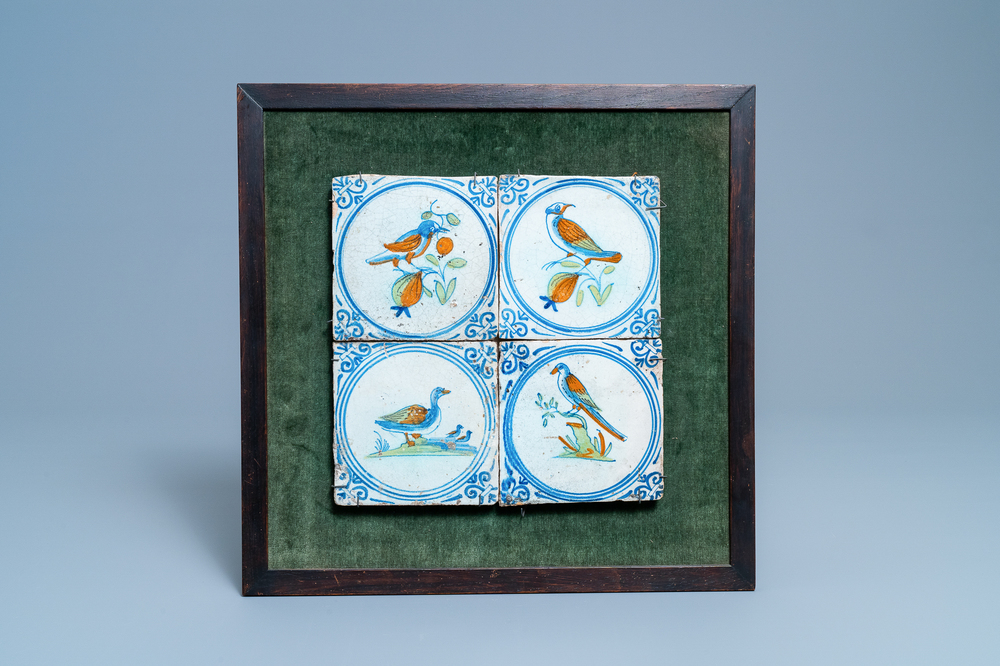 Vier polychrome tegels met vogels in medaillons, Haarlem, 17e eeuw