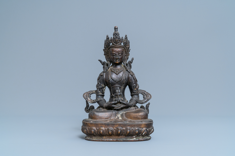 Une figure de Bouddha en bronze dor&eacute;, Sino-Tibet, 19&egrave;me