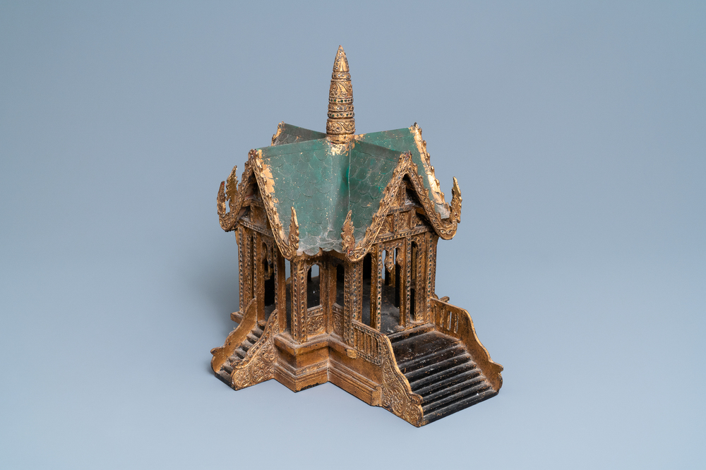 Un temple miniature en bois sculpt&eacute; dor&eacute;, Tha&iuml;lande, 19/20&egrave;me