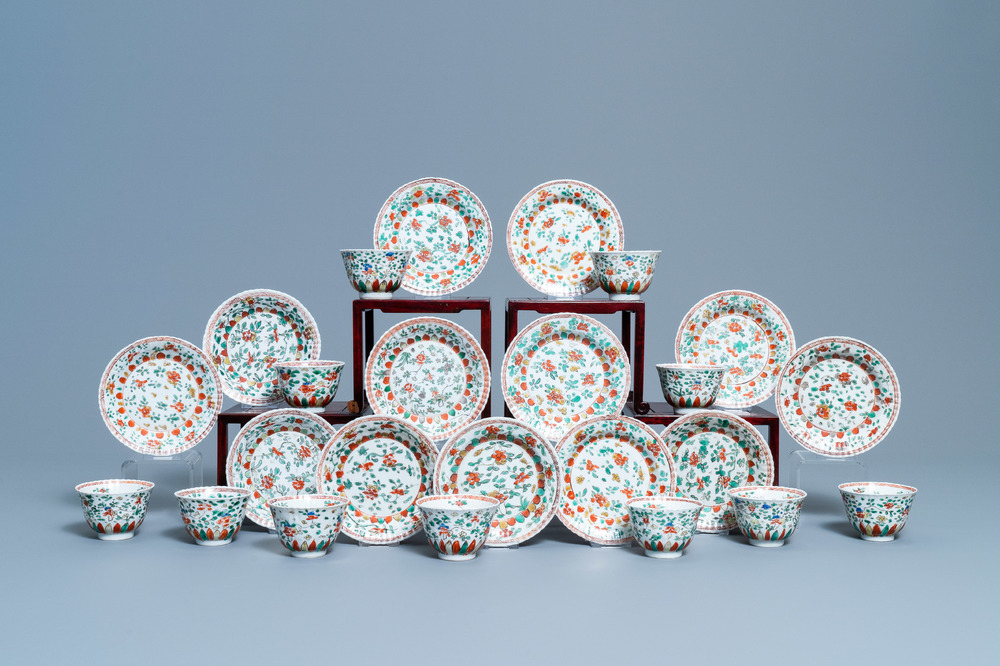 Onze tasses et treize soucoupes en porcelaine de Chine famille verte, Kangxi