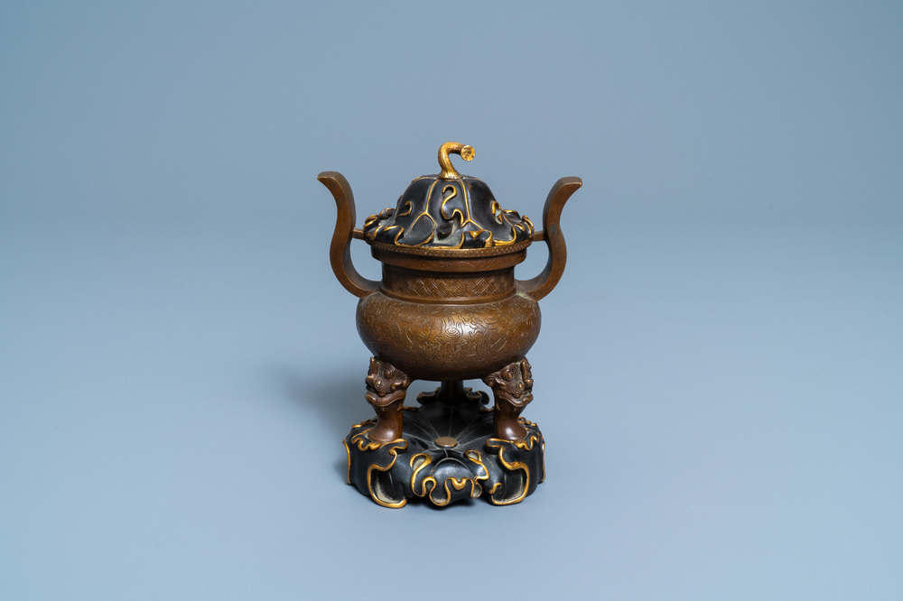 A Chinese bronze tripod censer with 'lotus leaf' cover and stand, 17/18th C.