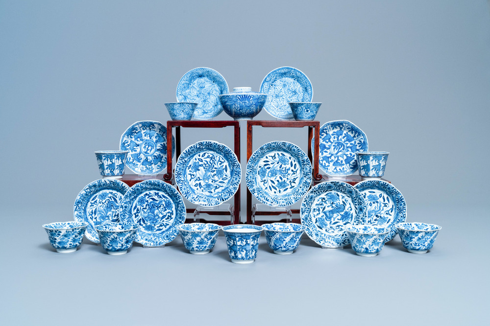 Een gevarieerde collectie Chinese blauw-witte koppen en schotels, Kangxi