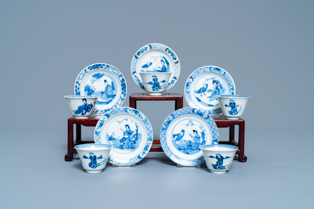 Vijf Chinese blauw-witte koppen en schotels, Chenghua merk, Kangxi