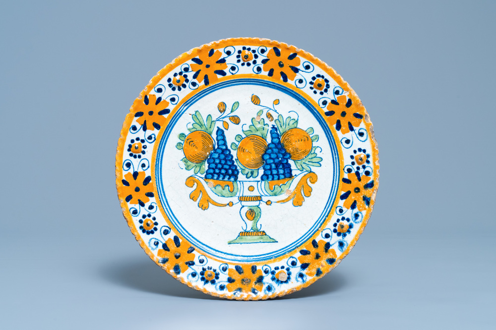 Een polychrome majolica noppenschotel met een tazza met fruit, Nederland, 1e helft 17e eeuw