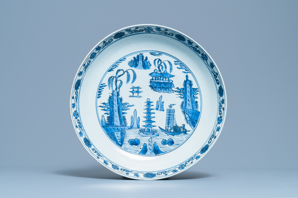 Un grand plat en porcelaine de Chine en bleu et blanc &agrave; d&eacute;cor d'un paysage, Jiajing