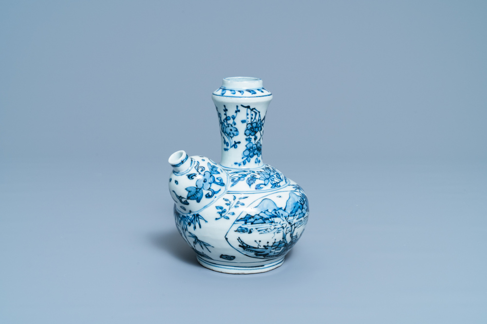 Un kendi en porcelaine de Chine en bleu et blanc, Wanli