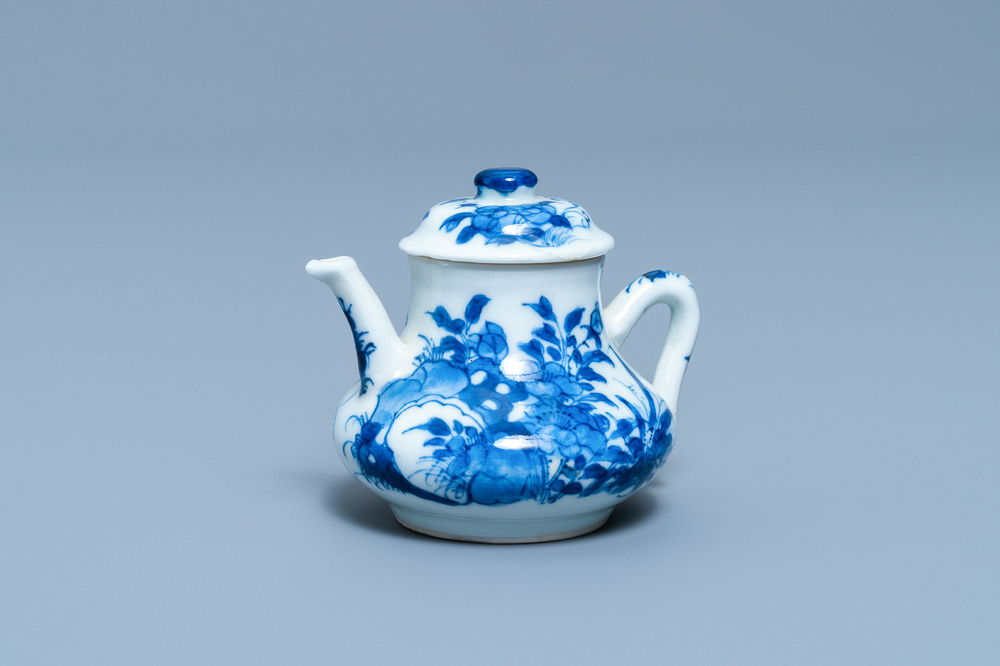 Een Chinese blauw-witte miniatuur theepot met deksel, Chenghua merk, Kangxi