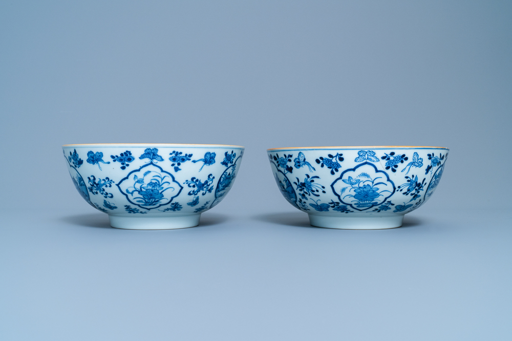 Une paire de bols en porcelaine de Chine bleu et blanc, Qianlong