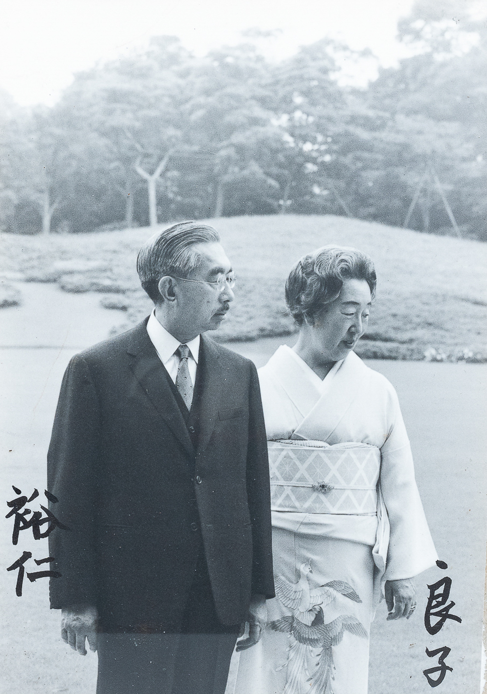 Een gesigneerde zwart-witfoto van de Japanse keizer Hirohito en keizerin Nagako, jaren '70