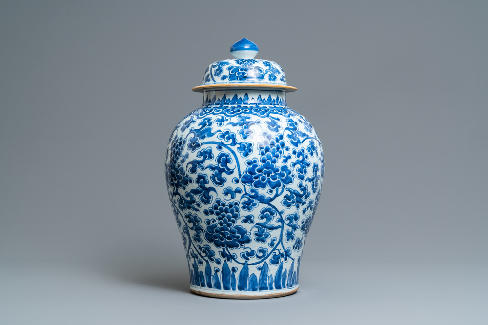 A large Chinese blue and white vase and cover with floral design, Kangxi