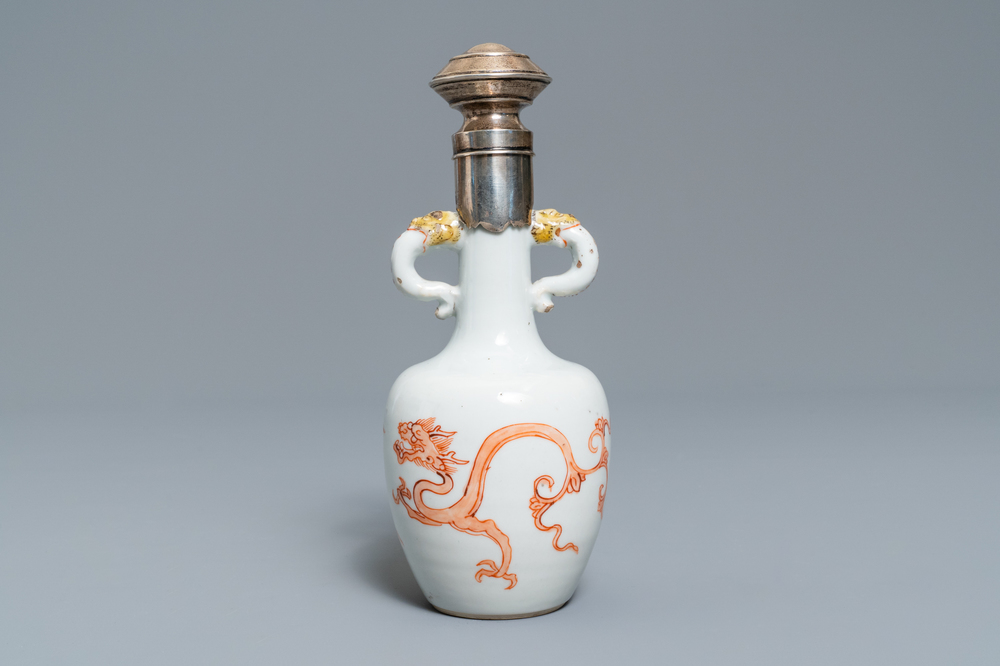 Un vase en porcelaine de Chine &agrave; monture en argent &agrave; d&eacute;cor d'un dragon et d'un ph&eacute;nix en rouge de fer, Kangxi