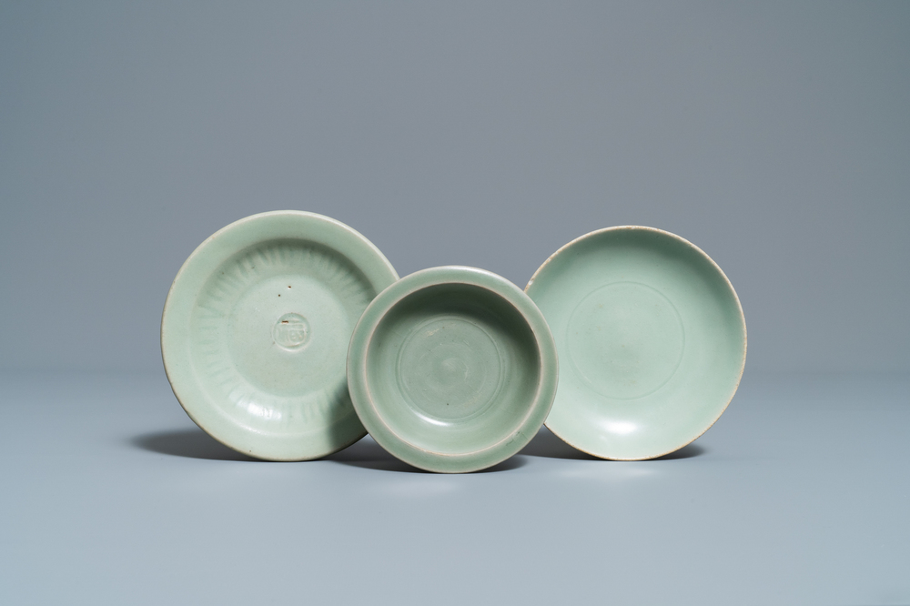 Trois coupes en porcelaine de Chine c&eacute;ladon de Longquan, Song et Ming