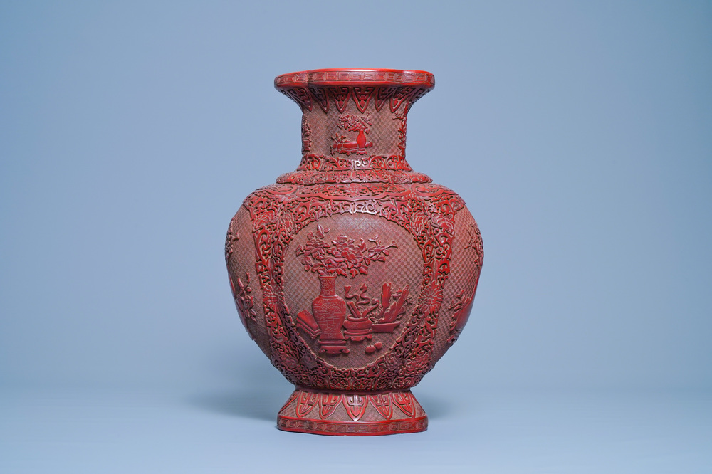 Un vase en laque rouge, marque de Qianlong, Chine, 19/20&egrave;me