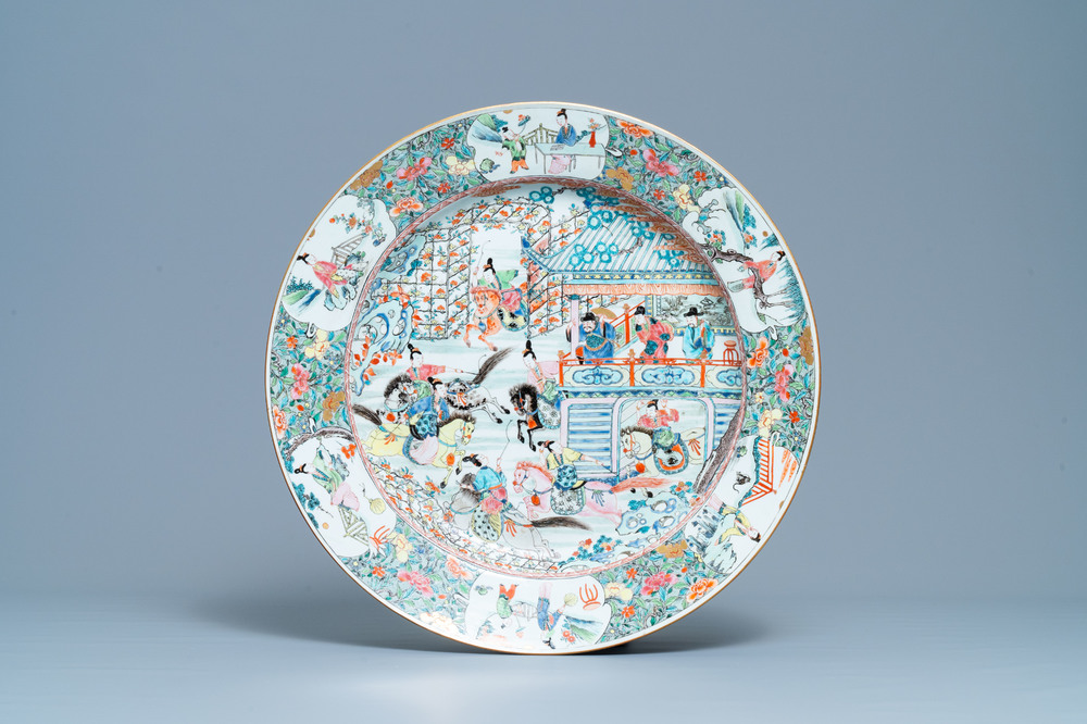 Un tr&egrave;s grand plat en porcelaine de Chine famille rose &agrave; d&eacute;cor du 'G&eacute;n&eacute;ral Yang et Mu Guiying', Kangxi/Yongzheng