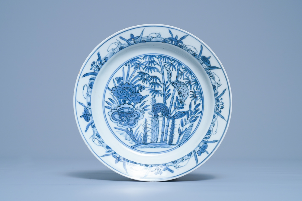 Une assiette en porcelaine de Chine en bleu et blanc &agrave; d&eacute;cor de deux &eacute;cureuils et une grenouille, Wanli