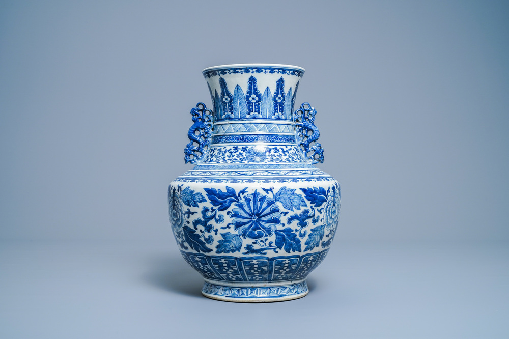 Un vase de forme 'hu' en porcelaine de Chine en bleu et blanc, marque de Qianlong, 19&egrave;me