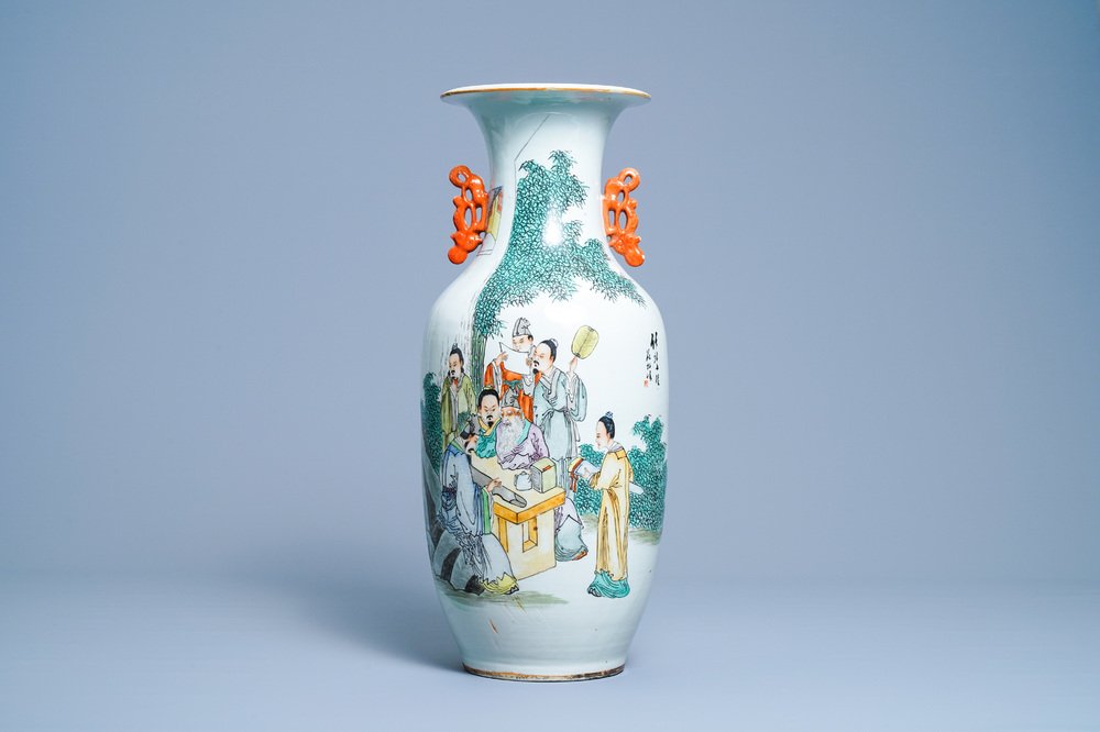 Un vase en porcelaine de Chine qianjiang cai &agrave; d&eacute;cor de musiciens et de lettr&eacute;s, 19/20&egrave;me