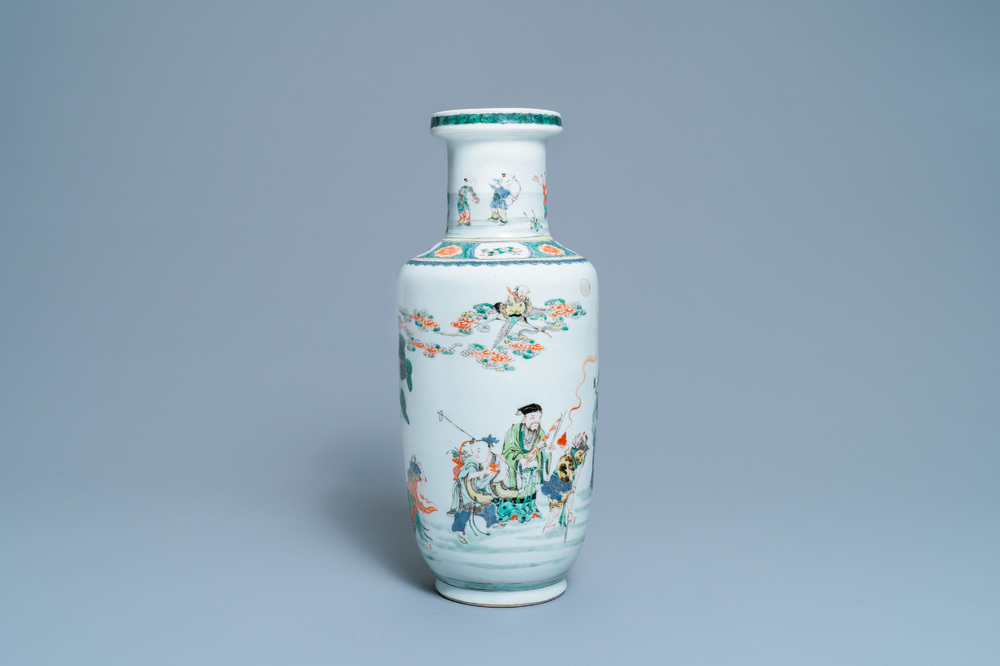 Un vase de forme rouleau en porcelaine de Chine famille verte, Kangxi