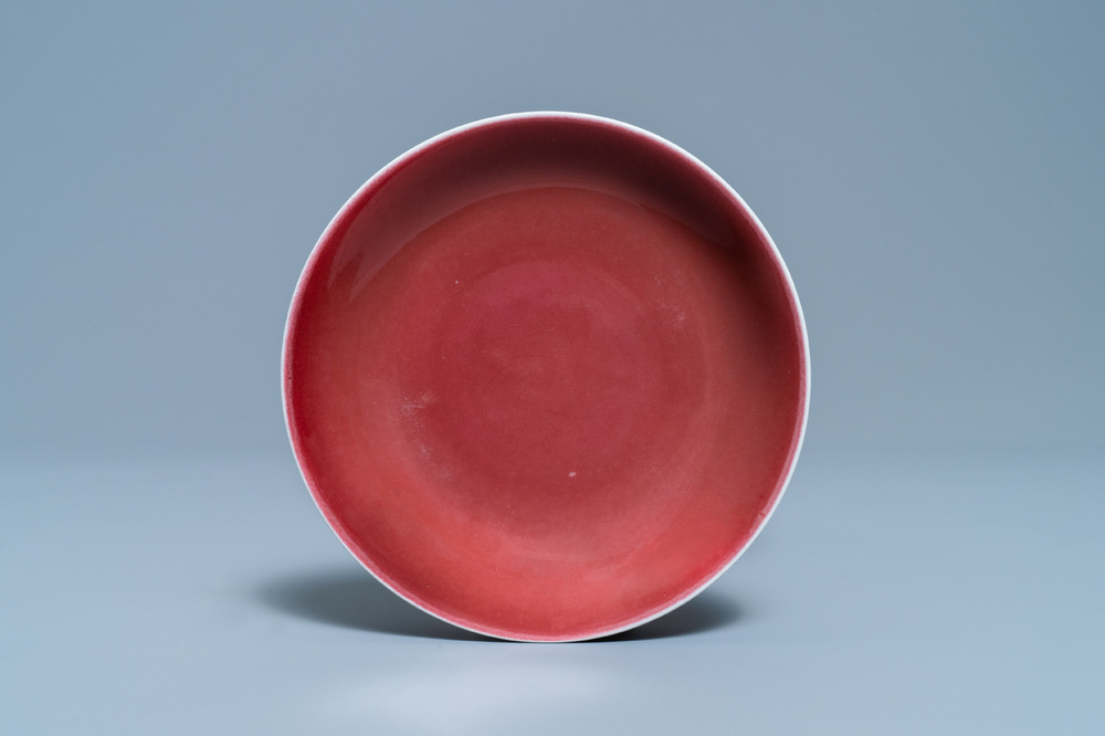 Une assiette en porcelaine de Chine rouge de cuivre monochrome, marque et &eacute;poque de Qianlong